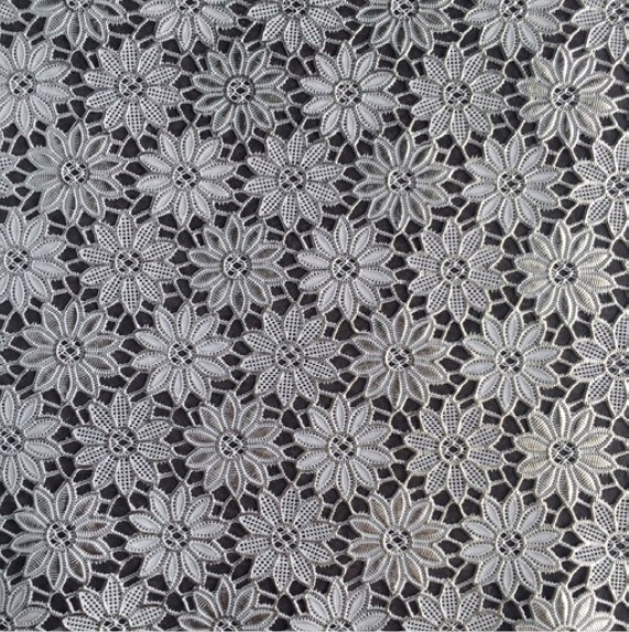 Bieznik-koronkowy-koronka-PCV-kwiatuszki-srebrne-49cmx50cm-FL-2944-Kod-producenta-FL2944.jpeg